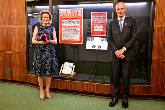 Königin Mathilde und der Präsident des Königin-Elisabeth-Wettbewerbs Graf Yvan de Launoit