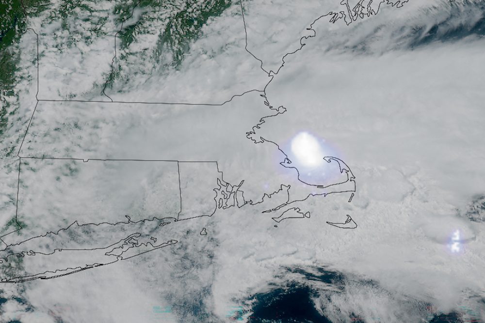Ein Satellitenbild zeigt den Meteor, der in der Atmosphäre über dem Nordosten von Massachusetts und dem Südosten von New Hampshire explodiert