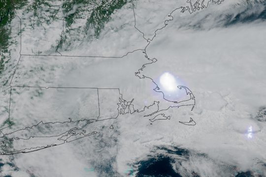Ein Satellitenbild zeigt den Meteor, der in der Atmosphäre über dem Nordosten von Massachusetts und dem Südosten von New Hampshire explodiert