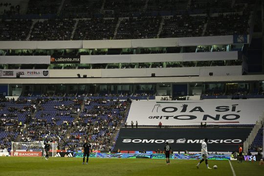 Auf einem Banner im Stadion von Puebla steht das Motto "Die Welle ja, der Ruf nein"