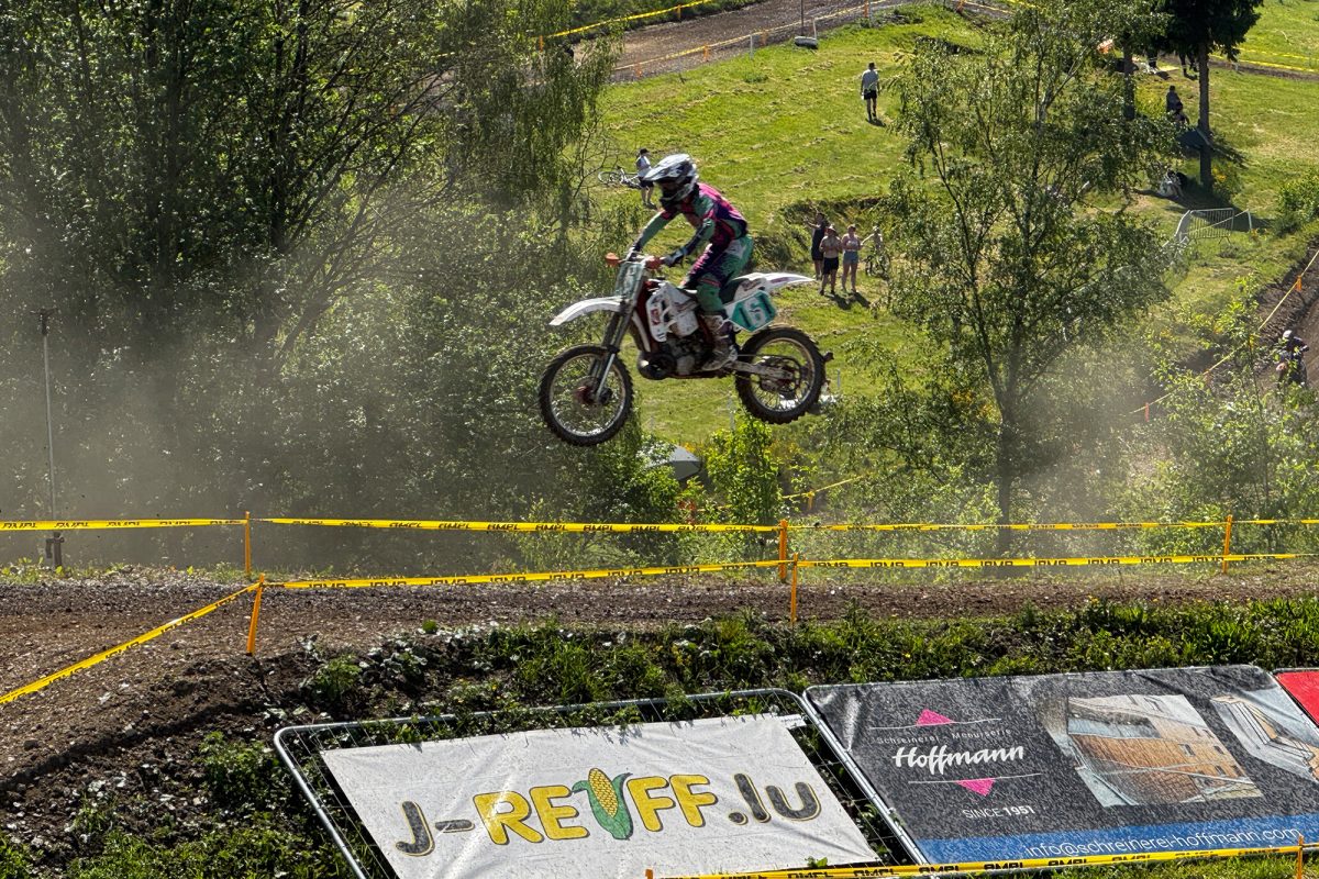 Motocrossfahrer macht Sprung in der Luft