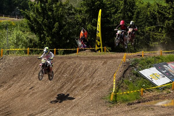 Motocross-Fahrer auf der Strecke