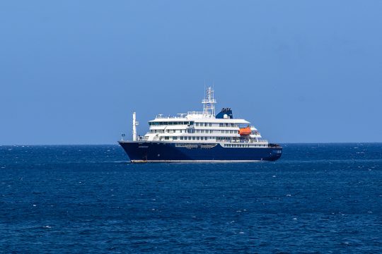 Die "MV Hondius" liegt aktuell vor dem Hafen der kapverdischen Hauptstadt Praia