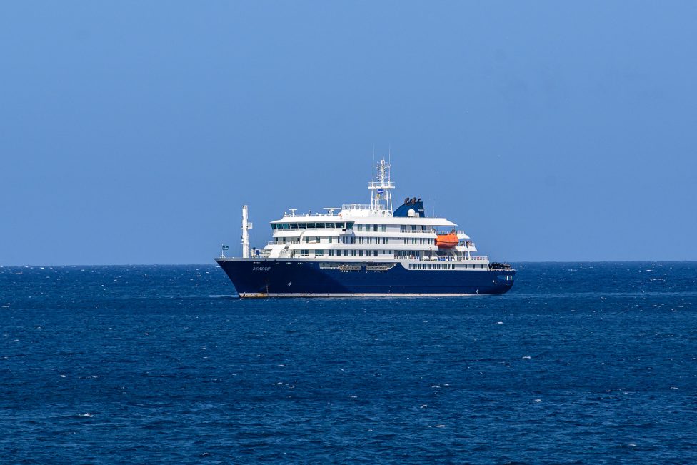 Die "MV Hondius" liegt aktuell vor dem Hafen der kapverdischen Hauptstadt Praia