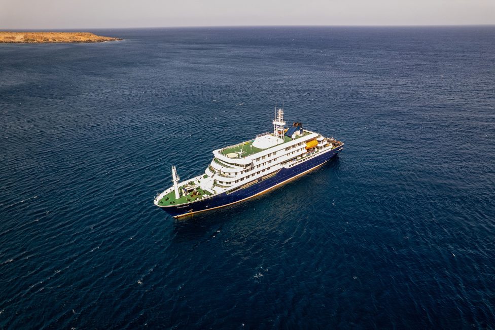 Das Kreuzfahrtschiff MV Hondius vor dem Hafen von Praia, der Hauptstadt von Kap Verde