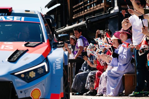 Der Hyundai i20 WRC von Thierry Neuville und Martijn Wydaeghe vor japanischen Fans