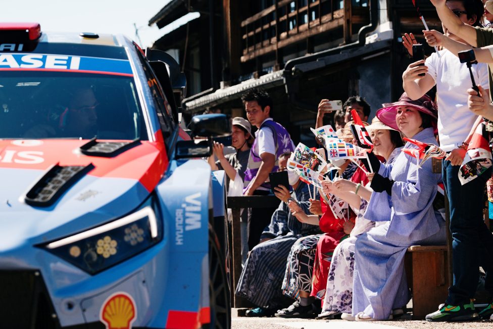Der Hyundai i20 WRC von Thierry Neuville und Martijn Wydaeghe vor japanischen Fans