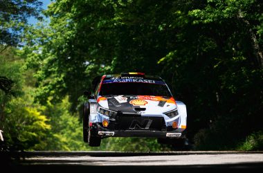 Der Hyundai von Thierry Neuville/Martijn Wydaeghe bei einem Jump im Wald