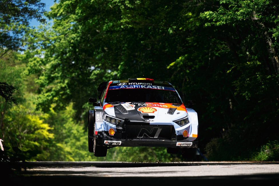Der Hyundai von Thierry Neuville/Martijn Wydaeghe bei einem Jump im Wald