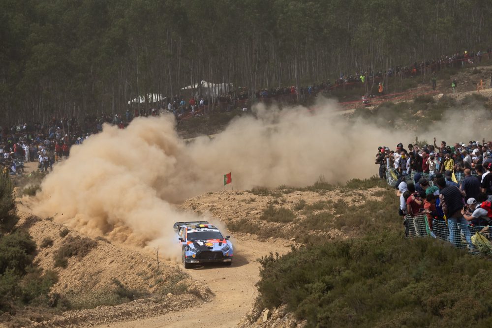 Der Hyundai von Thierry Neuville in einer Kurve der Rallye Portugal mit einer dichte Staubfahne hinter sich, links und rechts erkennt man Zuschauer