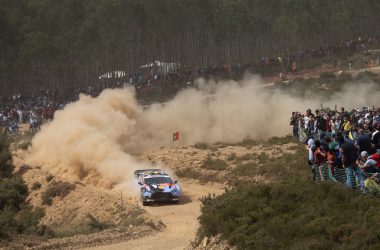 Der Hyundai von Thierry Neuville in einer Kurve der Rallye Portugal mit einer dichte Staubfahne hinter sich, links und rechts erkennt man Zuschauer