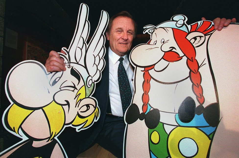 Albert Uderzo mit den Comic-Figuren Asterix und Obelix