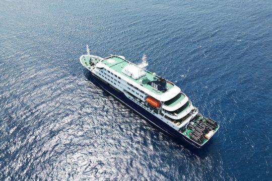 Das Kreuzfahrtschiff MV Hondius vor dem Hafen von Praia, Hauptstadt von Kap Verde, am 4. Mai 2026