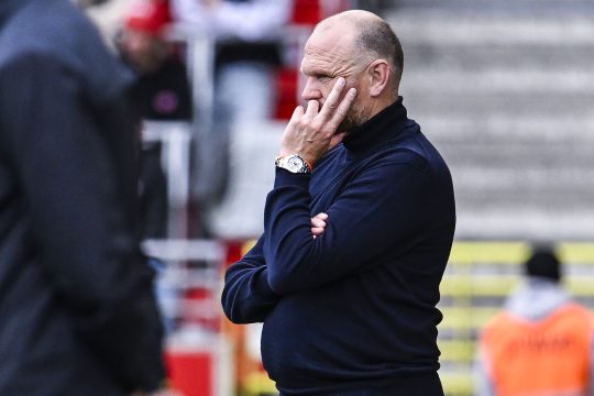 Antwerps Trainer Oosting steht nachdenklich am SPielfeldrand