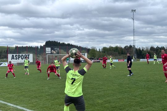 Spieler beim Einwurf bei der Partie Oudler vs Lontzen