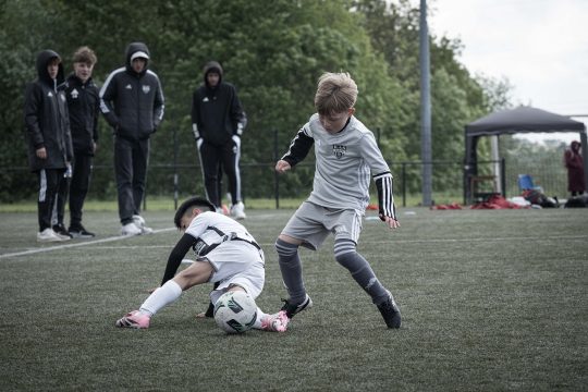 Junge Fußballer beim Panda Youngsters Cup auf dem Platz
