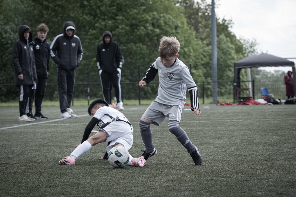Junge Fußballer beim Panda Youngsters Cup auf dem Platz