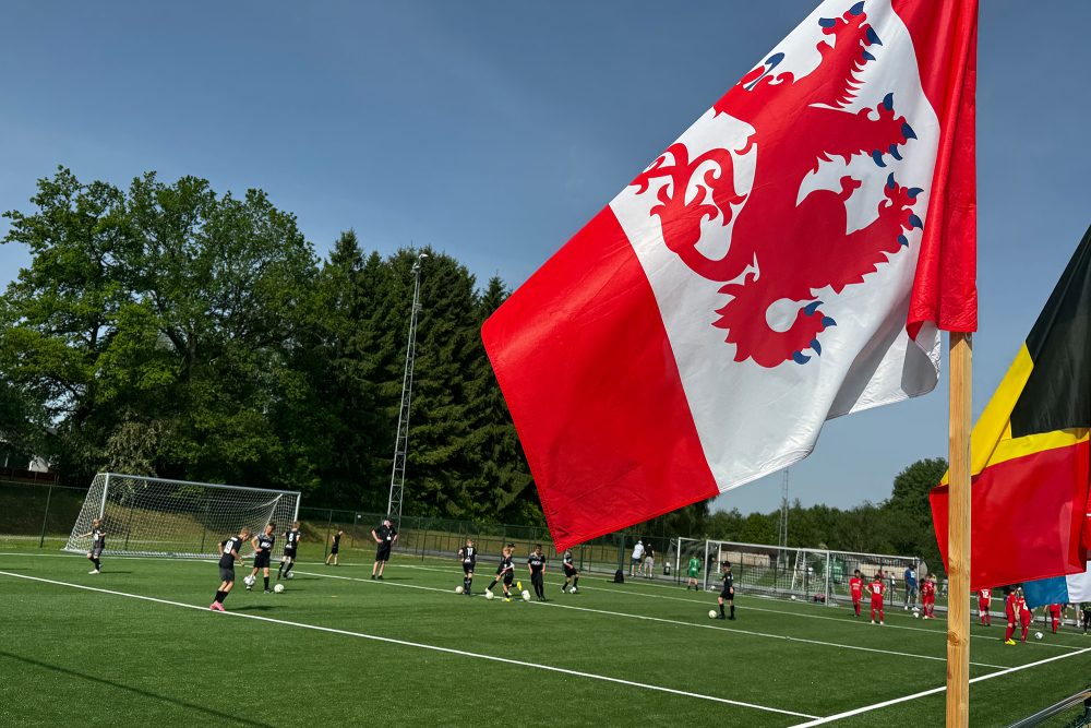 Fahnen wehen über dem Spielfeld