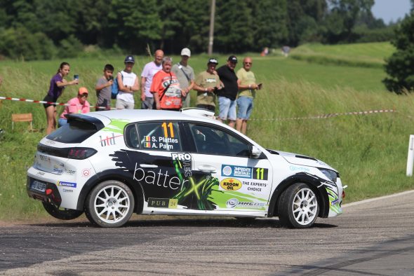 Der Peugeot 208 Rally4 von Sergio Plattes und Andreas Palm vor Publikum