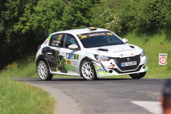 Der Peugeot 208 Rally4 von Sergio Plattes und Andreas Palm in einer Kurve