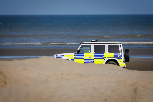 Ein Polizeifahrzeug beim Einsatz an der Küste