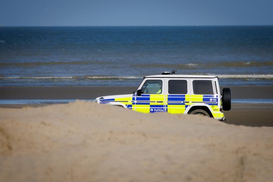 Polizeifahrzeug am Strand von Adinkerke bei Kontrollen im Kampf gegen Transitmigration