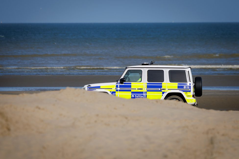 Polizeifahrzeug am Strand von Adinkerke bei Kontrollen im Kampf gegen Transitmigration