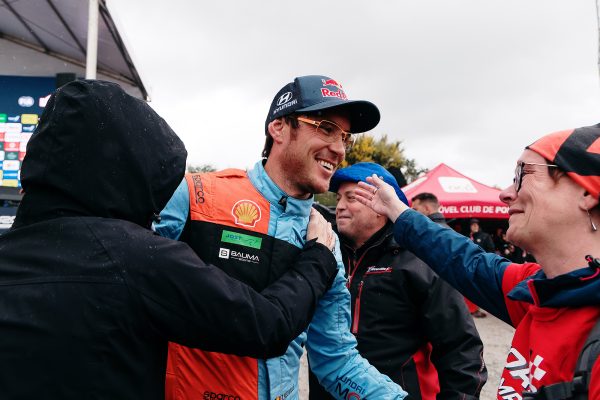 Thierry Neuville wird von Mitgliedern des Fanclubs gefeiert