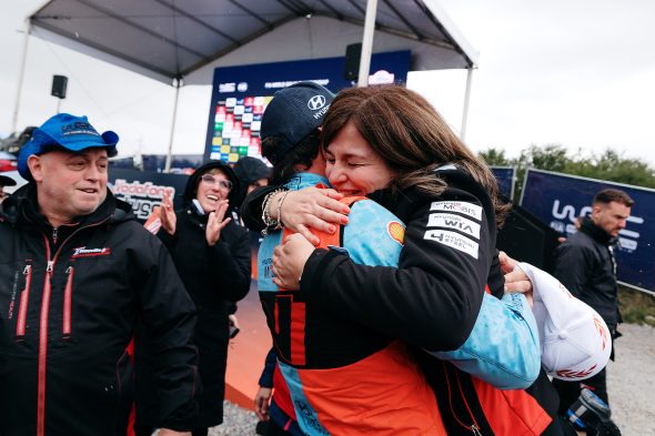 Thierry Neuville mit der Presseverantwortlichen Nicoletta Russo