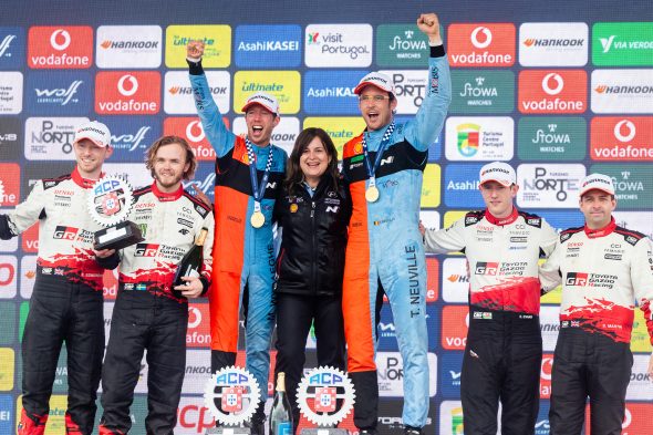 Thierry Neuville/Martijn Wydaeghe mit der Presseverantwortlichen Nicoletta Russo auf dem Podium, links Oliver Solberg und Elliott Edmondson, rechts Elfyn Evans und Scott Martin