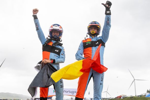 Thierry Neuville und Martijn Wydaeghe mit der belgischen Flagge auf dem Dach ihres Autos im Ziel