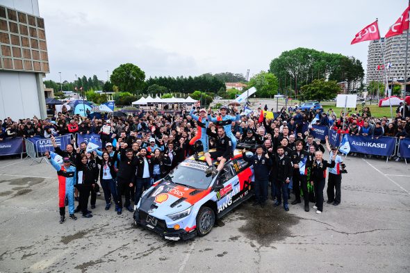 Das ganze Hyundai-Team posiert vor dem Auto