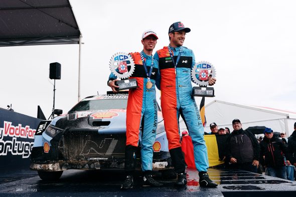 Thierry Neuville und Martijn Wydaeghe mit den Siegertrophäen vor dem Auto