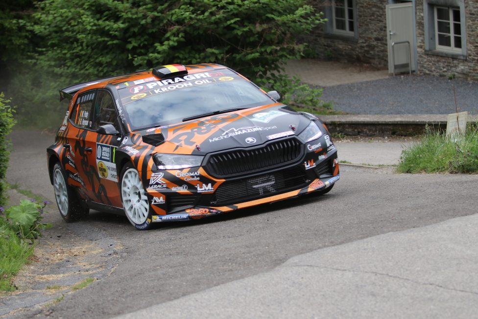 Der Skoda von Maxime Potty und Renaud Herman in einer Kurve