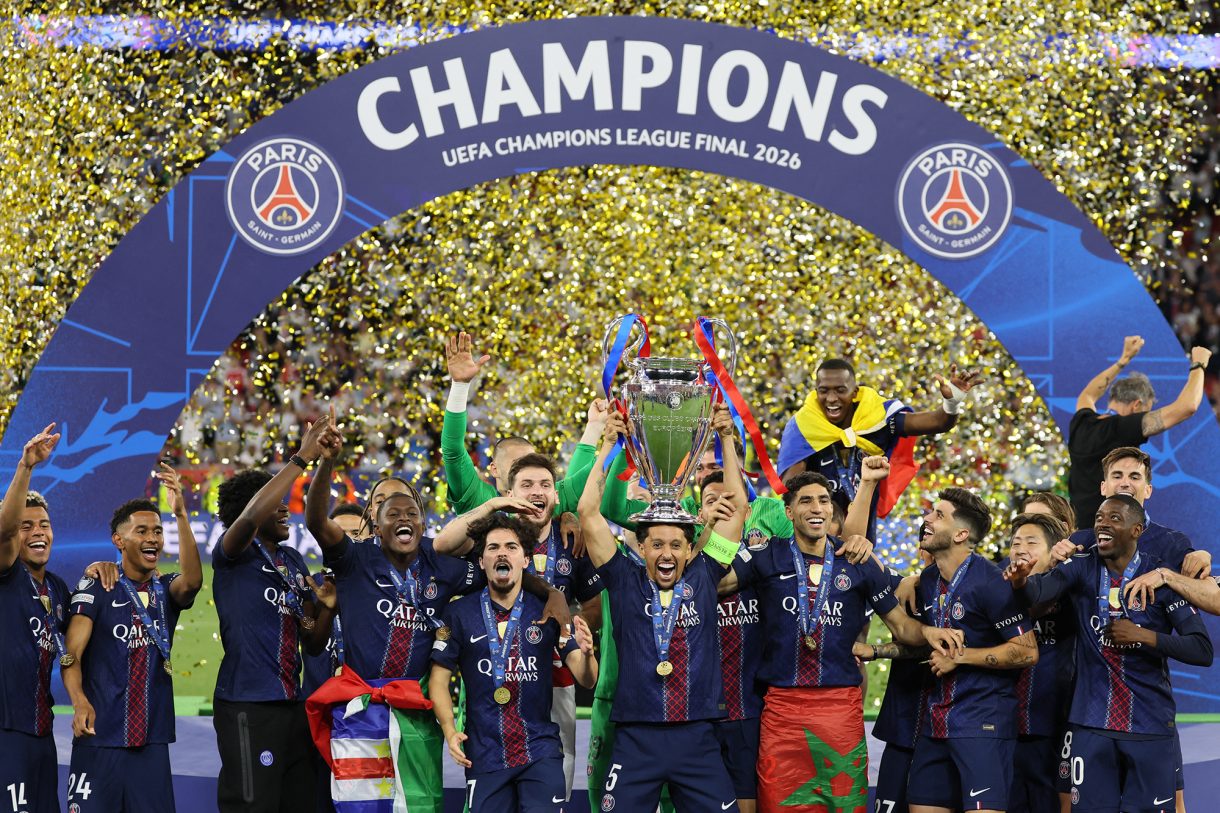 Die PSG-Spieler jubeln, als Marquinhos den Siegerpokal in die Höhe streckt