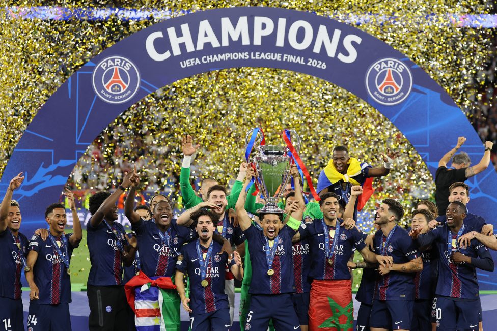 Die PSG-Spieler jubeln, als Marquinhos den Siegerpokal in die Höhe streckt