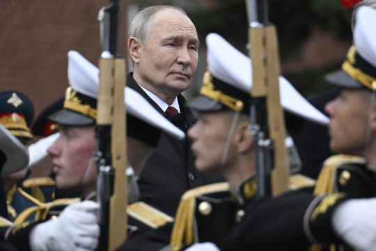 Putin bei der Militärparade auf dem Roten Platz in Moskau