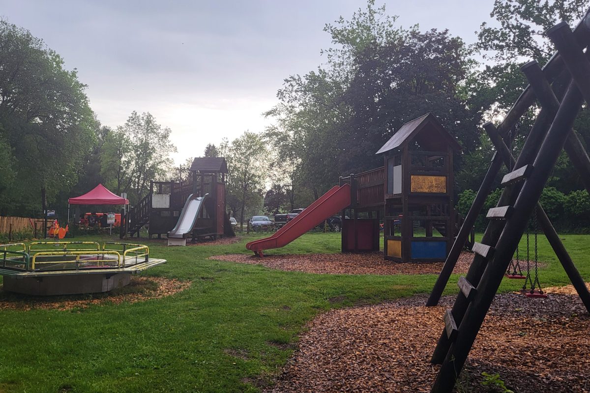 Spielplatz mit verschiedenen Spielgeräten