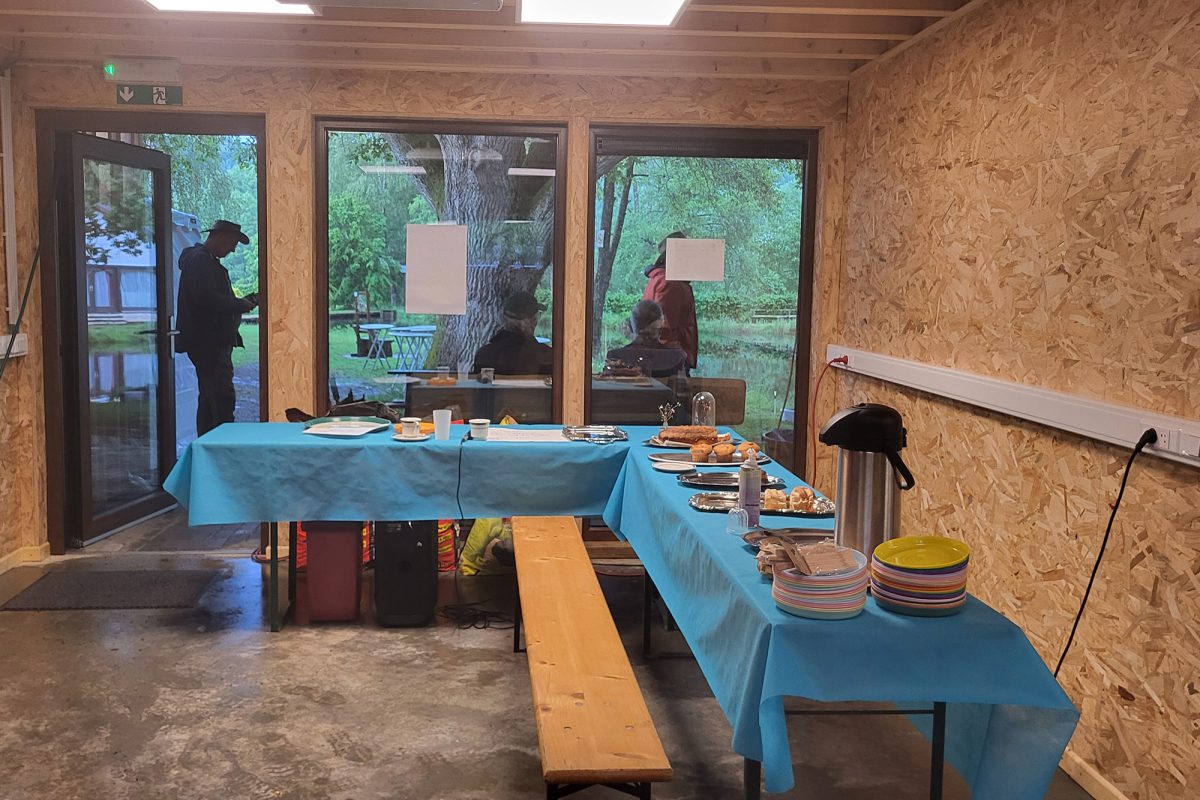 In der Holzhütte wurde auf langen Tischen ein Büffet aufgebaut