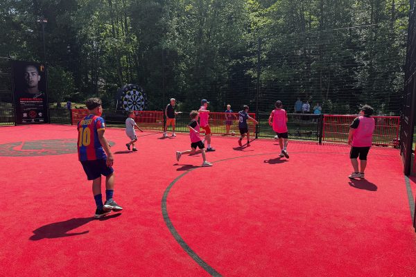Kinder beim Fußballturnier "Red Court Cup" auf dem Platz