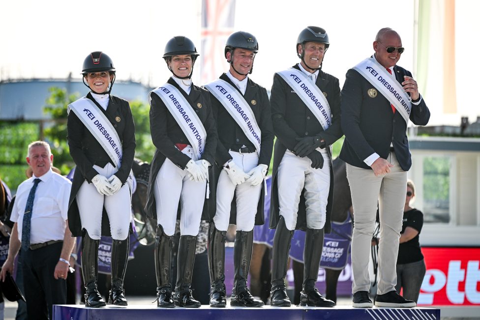 Die Reiter auf dem Podium bei der Siegerehrung in Lier