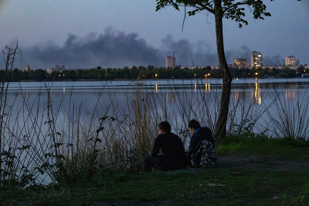 Menschen am Fluss Dnipro nach russischen Angriffen auf die Stadt Dnipro am 5. Mai 2026