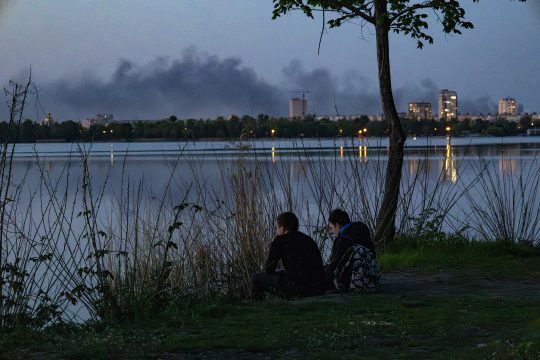 Menschen am Fluss Dnipro nach russischen Angriffen auf die Stadt Dnipro am 5. Mai 2026