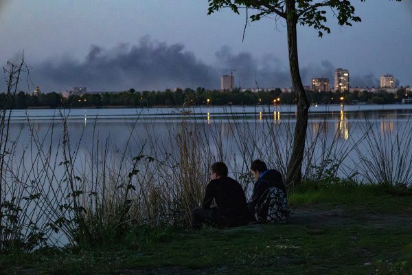 Menschen am Fluss Dnipro nach russischen Angriffen auf die Stadt Dnipro am 5. Mai 2026