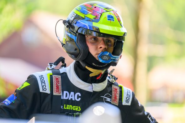 Porträt von Beifahrer Jonas Schmitz mit Helm