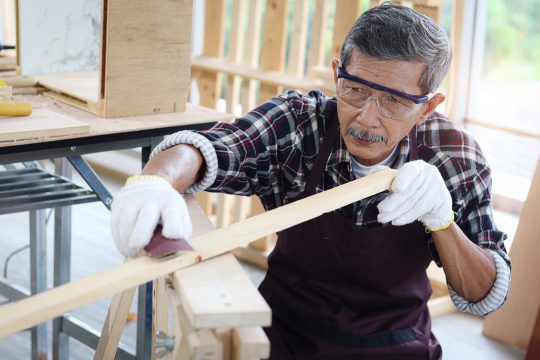 Älterer Schreiner bei der Arbeit