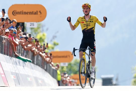 Sepp Kuss bei der Zieleinfahrt der 19. Etappe des Giro d’Italia