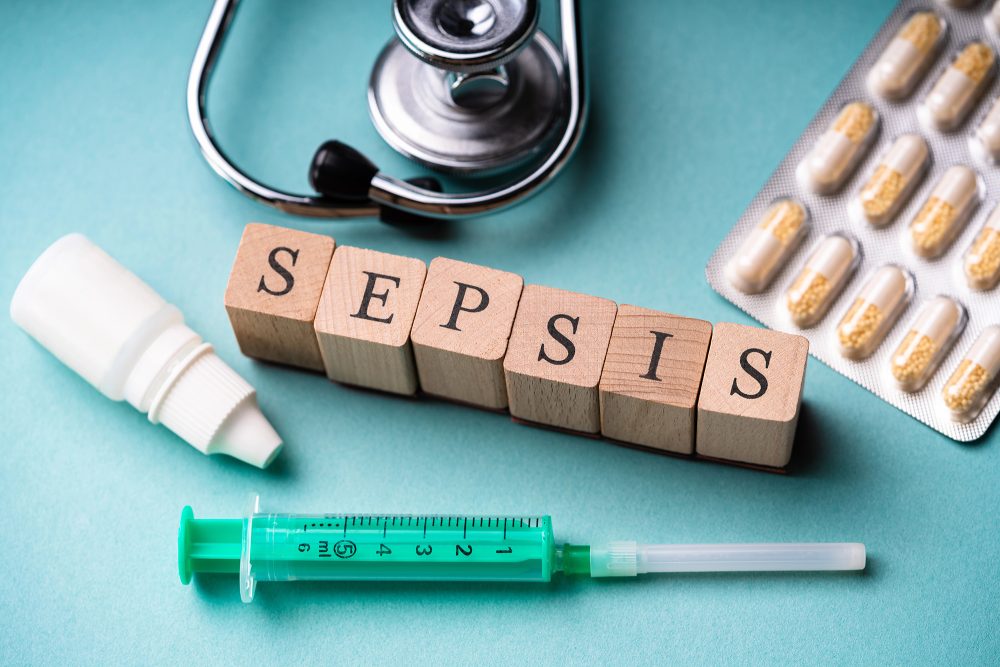 Buchstaben bilden das Wort Sepsis, Diagnose und Behandlung der Krankheit