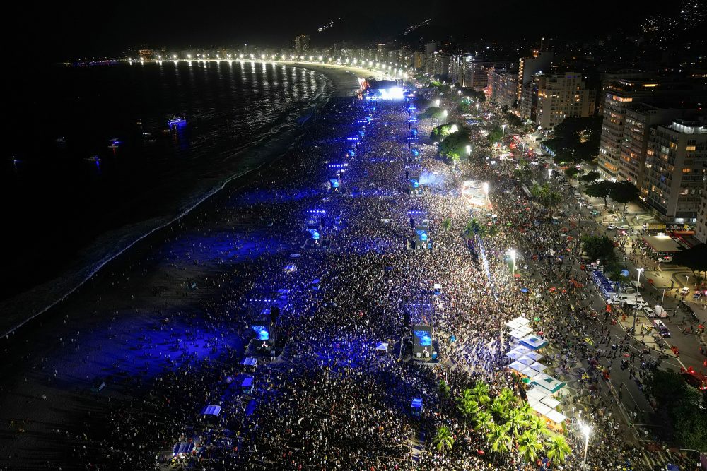 Luftaufnahme von dem Gratis-Konzert von Shakira am Copacabana-Strand