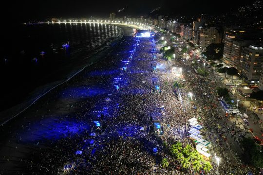 Luftaufnahme von dem Gratis-Konzert von Shakira am Copacabana-Strand